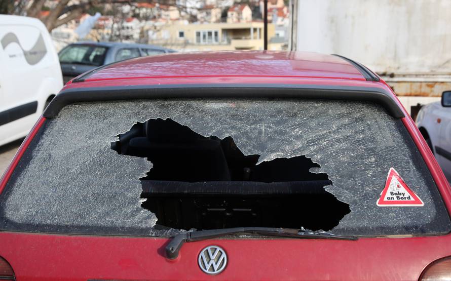 Bagerom prešao preko zaostale mine: Oštećeno je šest auta...