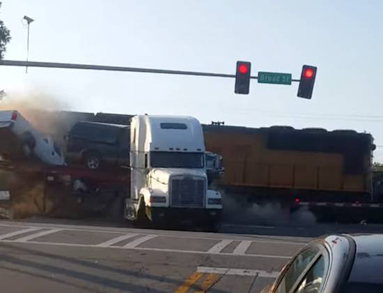 U panici su snimili stravičan udar vlaka u kamion pun auta