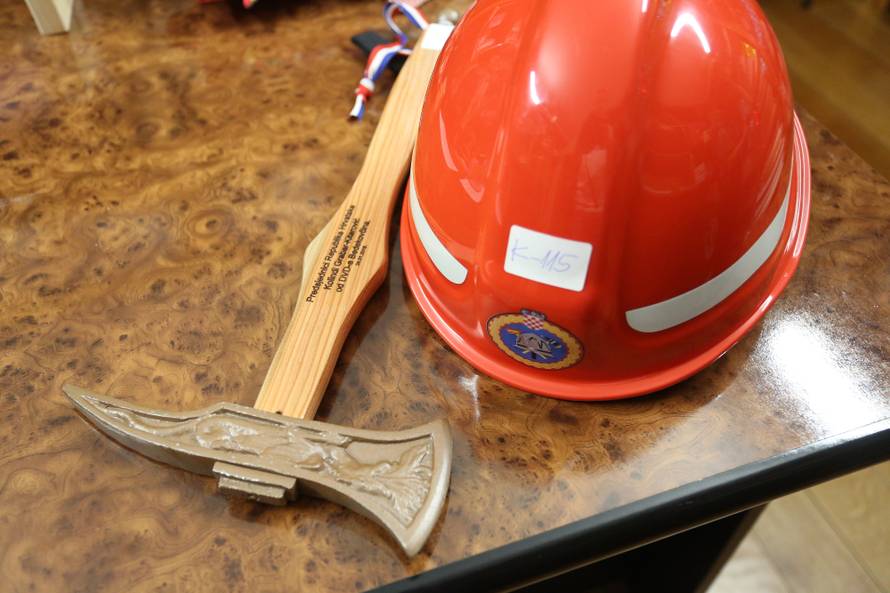 Kolindine zlatne krune: Dobila je i Putinove raskošne rupce...