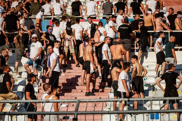 Split: Interventna policija ispratila "navijače" nakon utakmice Hajduk i Dinamo 