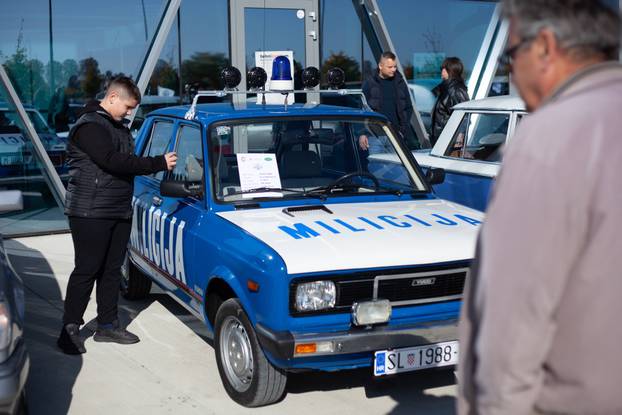 Osijek: Izložba oldtimer vozila ispred Gospodarskog centra