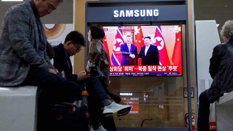 Kim na izletu u Kini: Na susret s premijerom preko novog mosta