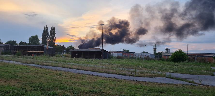 VIDEO Buktinja u Slavonskom Brodu: Požar u hali Slavonija DI
