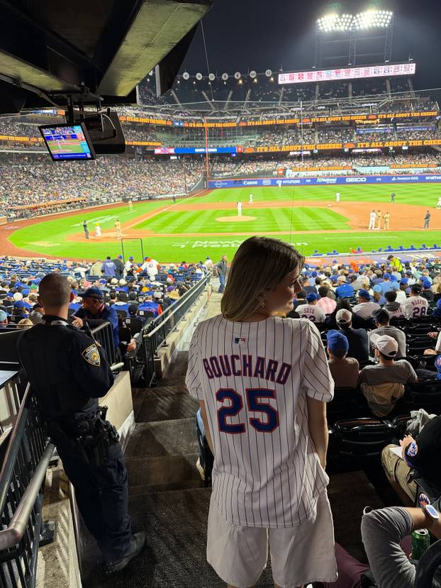 FOTO S 31 godinom oprostila se od tenisa, a zbog obrijane glave izgubila je vrijedno sponzorstvo