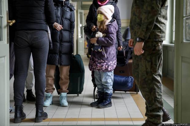 FOTO 24sata na granici Poljske i Ukrajine: Mnogi bježe od pakla rata, spavaju na kolodvoru