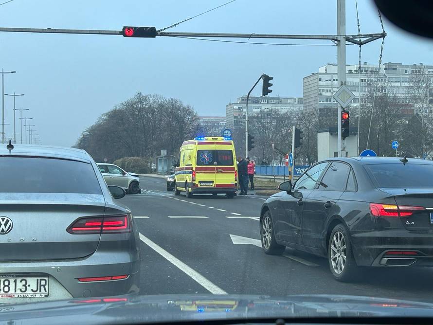 FOTO Krš i lom u Zagrebu: Dvoje ozlijeđeno u prometnoj nesreći