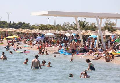 FOTO Spas od paklenog vala mnogi su potražili u rijekama i morima: Plaže krcate turistima