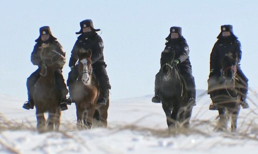 Kineski policajci patroliraju na konjima u dubokom snijegu u Unutarnjoj Mongoliji