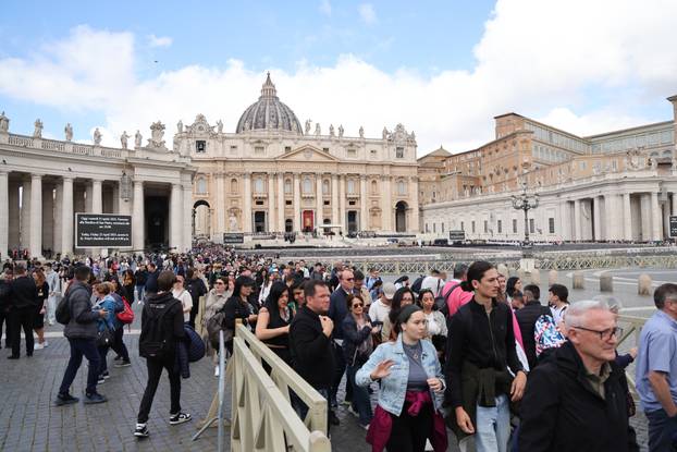Rim: Trg sv. Petra pun vjernika koji čekaju u redu kako bi se poklonili papi Franji