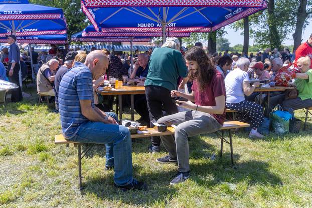 Osijek. Podjela graha na lijevoj obali Drave na Praznik rada