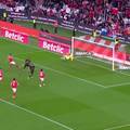 VIDEO Benfica je zabila autogol sezone! Komentator prasnuo u smijeh: 'Ma je li ovo moguće?'