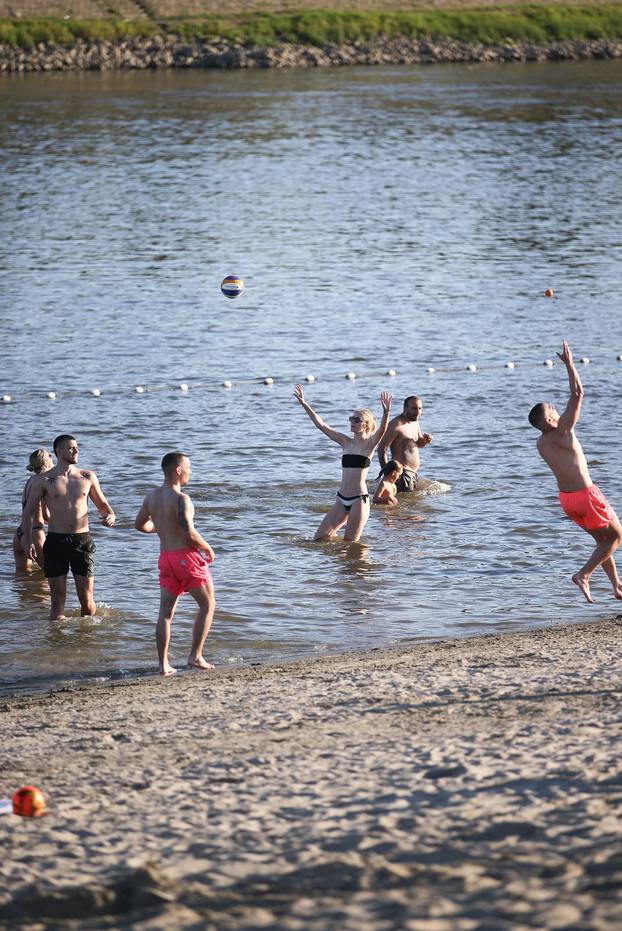 Osijek: Osječani pronašli osvježenje kupanjem na Dravi