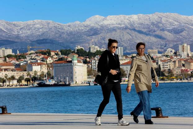 Zubato sunce u Splitu izmamilo je brojne šetače