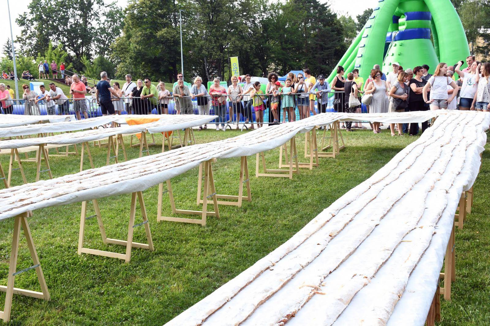 U Sisku pripremljena najduÅ¾a Å¡trudla na svijetu dogaÄka 1,7 kilometar