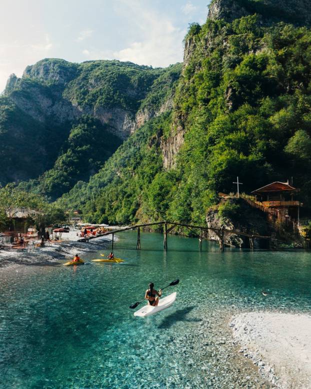 FOTO Lijepa Chelsea očarala je milijune fantastičnim fotkama sa svojih putovanja