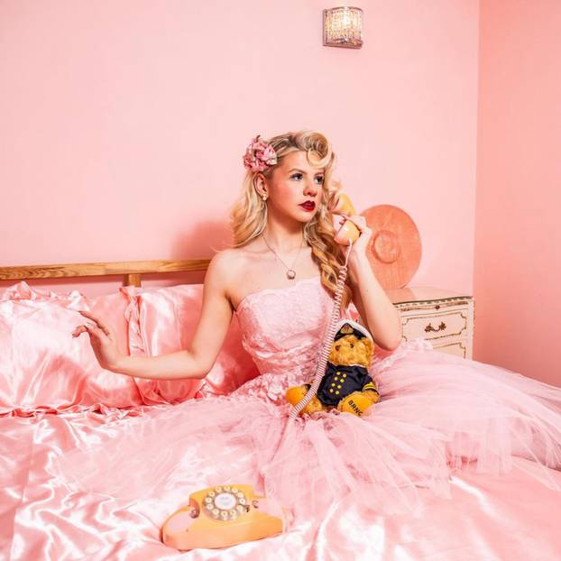 FOTO Mlada ljepotica obožava vintage stil - u retro krpicama donosi seksepil iz 1950-ih