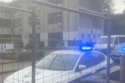 DOZNAJEMO Izbodeni u&ccaron;enik na operaciji zbog dubljih ubodnih rana. U bolnici je i sprema&ccaron;ica