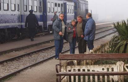 Konjščina: Vlak naletio na srednjoškolce, jedan mrtav
