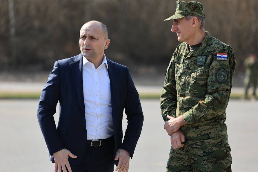 Ministar Anušić i general Kundid na prvom danu TVO-a na Slunju