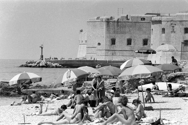 Dubrovnik: Brojni posjetitelji uživaju u kupanju i sunčanju na plaži Banje, kolovoz 1990.
