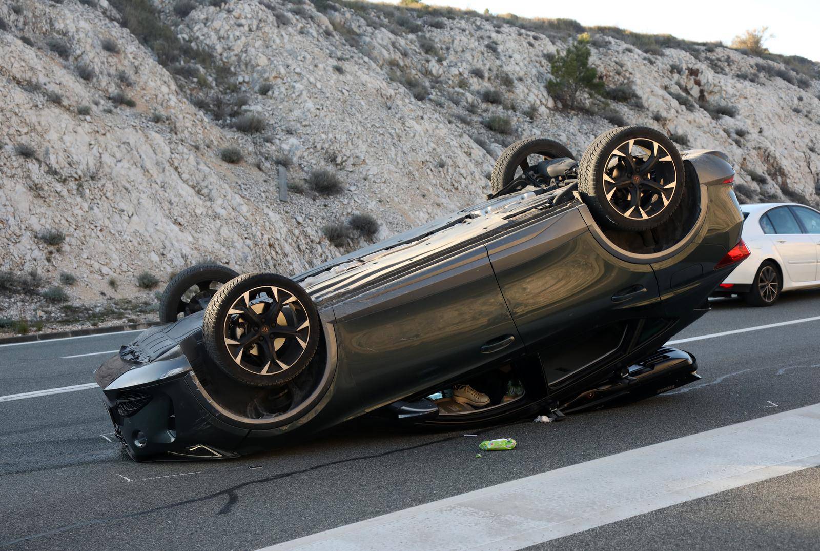 Prometna nesreća u blizini Šibenika, automobil završio na krovu