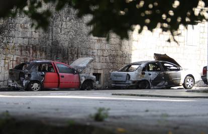 Požar u Kaštel Sućurcu: Vatra progutala dva parkirana auta