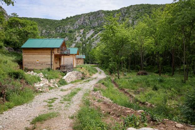 Kravlja Draga: Ilegalne kuće na Zrmanji
