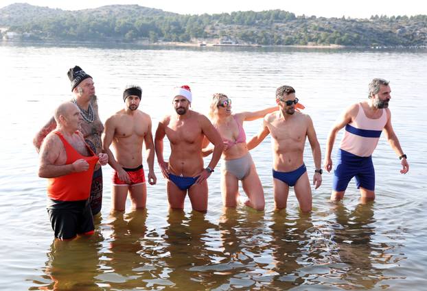 Šibenik: Tradicionalno novogodišnje kupanje na gradskoj plaži Banj