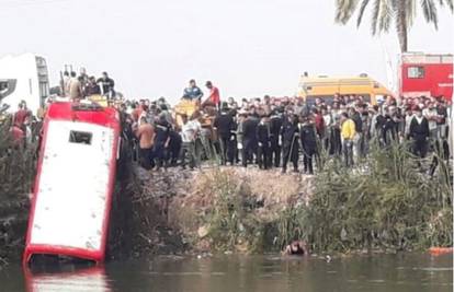 Bus pun putnika u Egiptu sletio u kanal, 19 ljudi poginulo