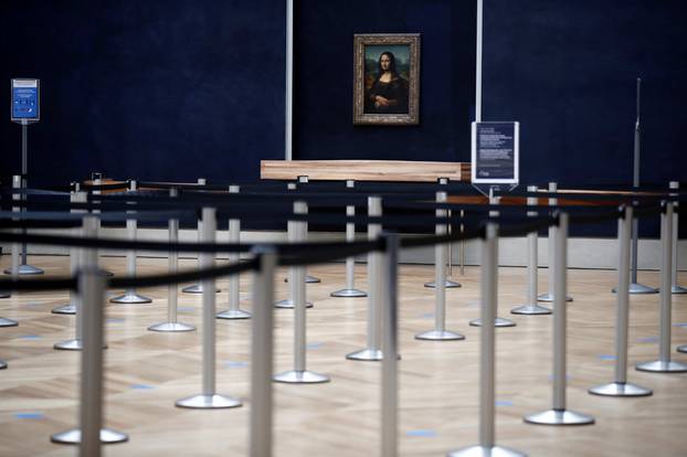 Locked-down Louvre holds auction to raise funds