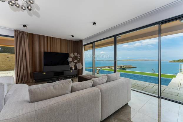 FOTO Pogledajte James Bond vilu u Ražancu! Prodaje se, a oglas je teško prepričati...