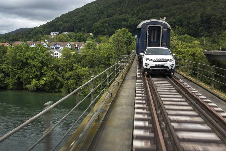 Snažan kao vlak: Land Rover vukao vagone teške 108 tona