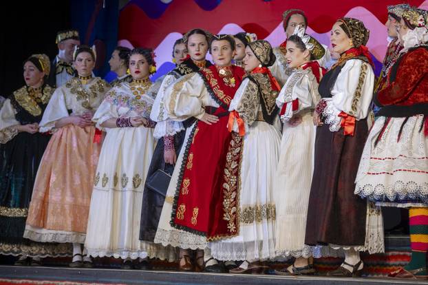 Županja: U sklopu 59. Šokačkog sijela održana Revija narodnih nošnji zlatara