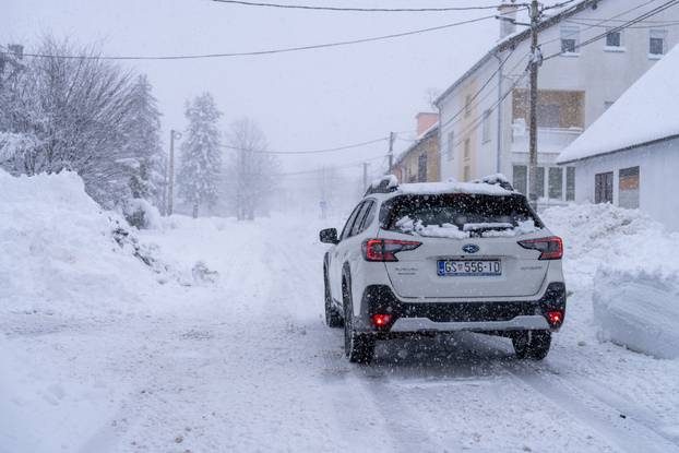 U Vrhovinama i Babinom Potoku palo je oko 50 do 80 cm snijega 