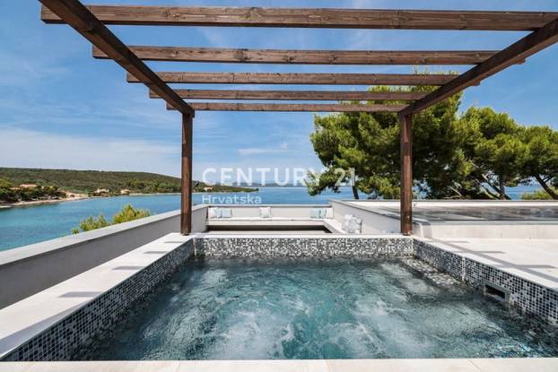 FOTO Vila na Dugom otoku je prvi red do mora i ima bazen! Pogodite za koliko se prodaje