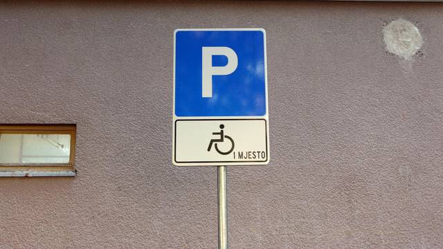U Zadru 21 vozač nepropisno parkirao na mjestu za invalide