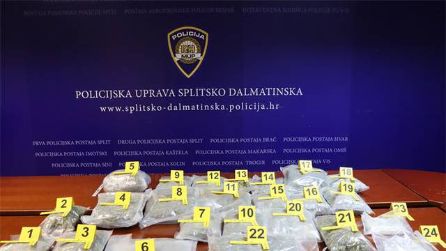 Policija zaustavila muškarca u Splitu, u autu je imao preko 13 kg 'trave' i 2090 ecstasyja