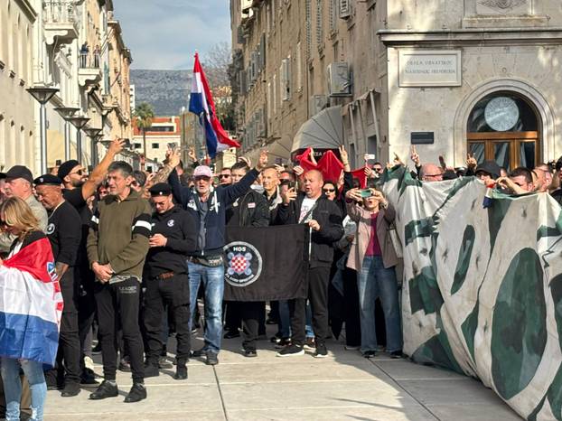 FOTO Prosvjed na Rivi. Stigao je i tip s 'Hitlerovim brčićima'