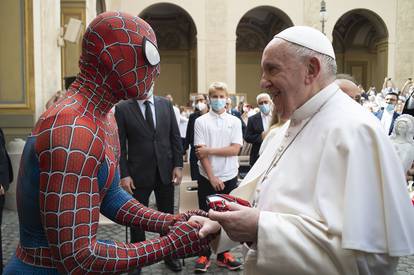 Otkriveno tko je Spiderman  o kojem svi pričaju: Čekao Papu po nesnosnoj vrućini da ga vidi