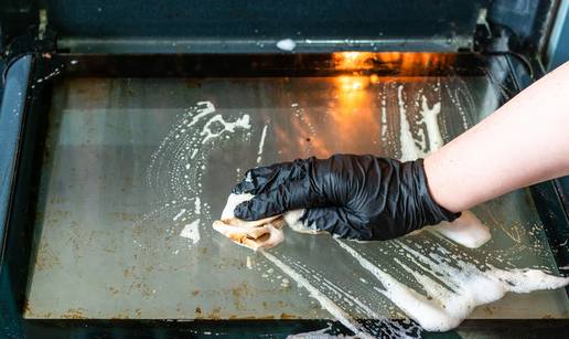 Stru&ccaron;ni vodi&ccaron;: Kako pravilno o&ccaron;istiti staklena vrata pe&cacute;nice