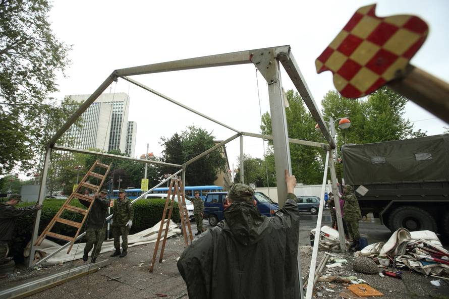 Pomaže im i vojska: Počelo je demontiranje šatora u Savskoj