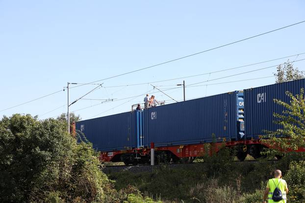 Novska: Započelo je tegljenje vlakova, kako bi se mogla sanirati pruga i prostor oko nje