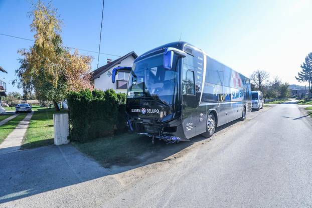 Koprivnica: Pijani mladić  razbio prednji kraj autobusu Slaven Belupa