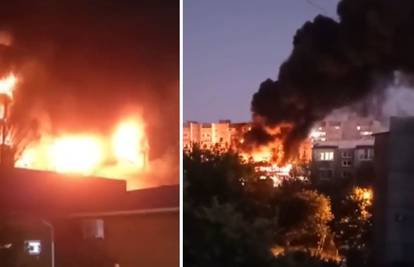 Vojni avion zabio se u stambenu zgradu na zapadu Rusije, izbio veliki požar: 'Zapalio se motor'