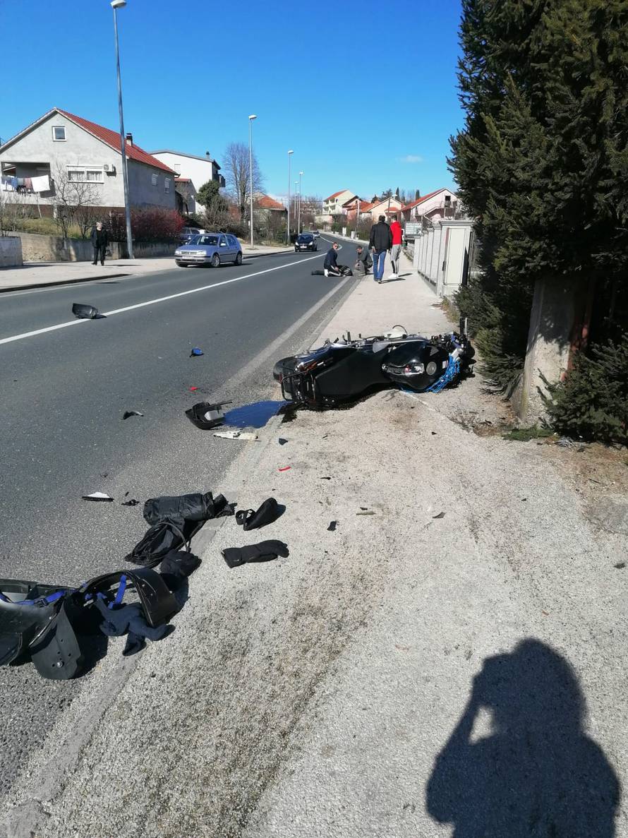 Sudar u Sinju: Motorom se zabio u auto i završio u zidu