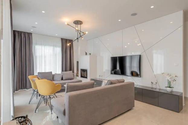 FOTO Ogromna parcela, privatni wellness i čudo od pogleda: Vila u Podstrani čeka novog vlasnika