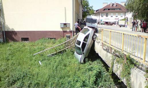 Okrznuo biciklista, probio ogradu pa sletio s mosta