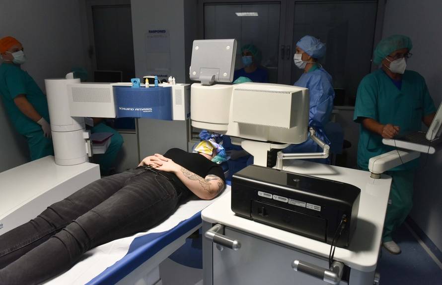 Nikica Gabrić predstavio nova tehnološka istraživanja i izveo 6 oftamoloških zahvata u 2 sata