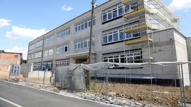 Mađari stali s radovima na izgradnji škole u Petrinji jer država ne želi otpisati PDV
