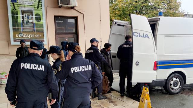 Zagreb: Policija odvozi migrante koji su boravili na Glavnom kolodvoru